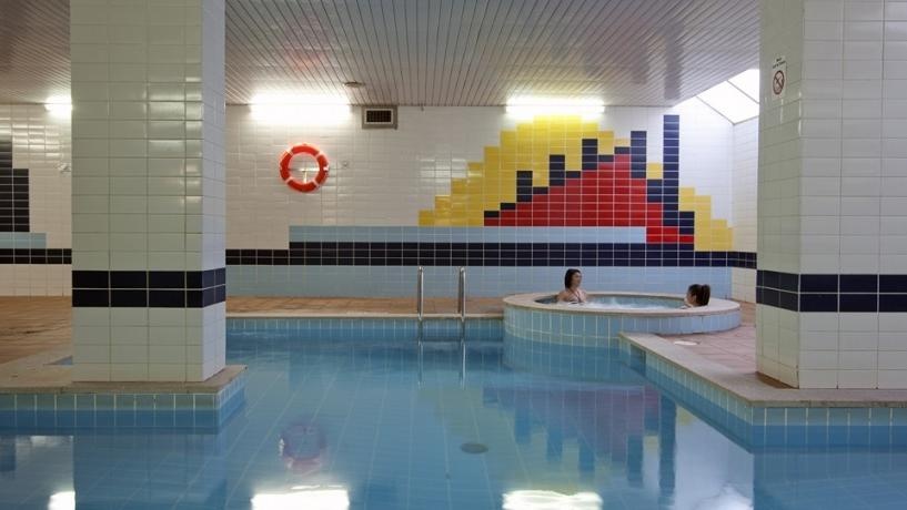 Piscina climatizada Avenida Suites Hotel